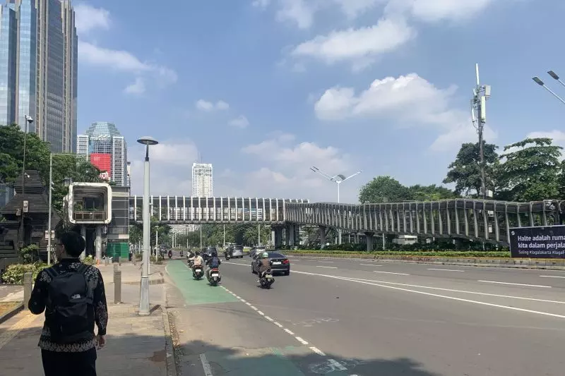 Arus lalu lintas dan mobilitas warga di kawasan Sudirman lengang Arus lalu lintas dan mobilitas warga di kawasan Sudirman lengang