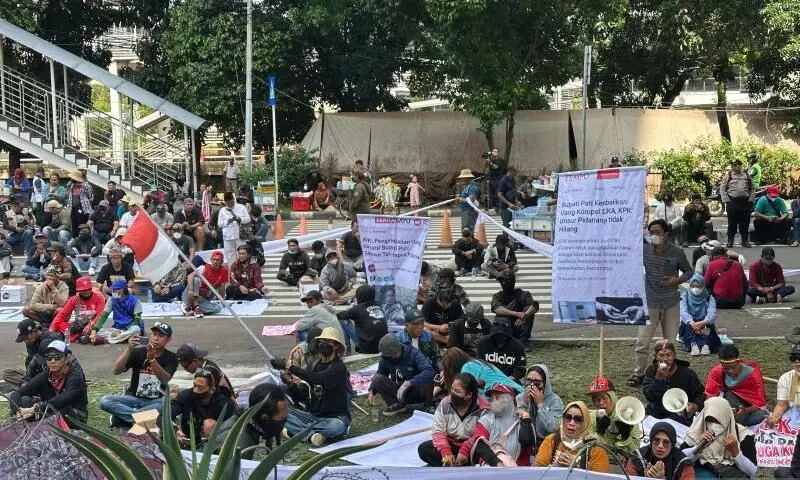 Ratusan warga Pati tiba dan selawatan di depan Gedung Merah Putih KPK Ratusan warga Pati tiba dan selawatan di depan Gedung Merah Putih KPK