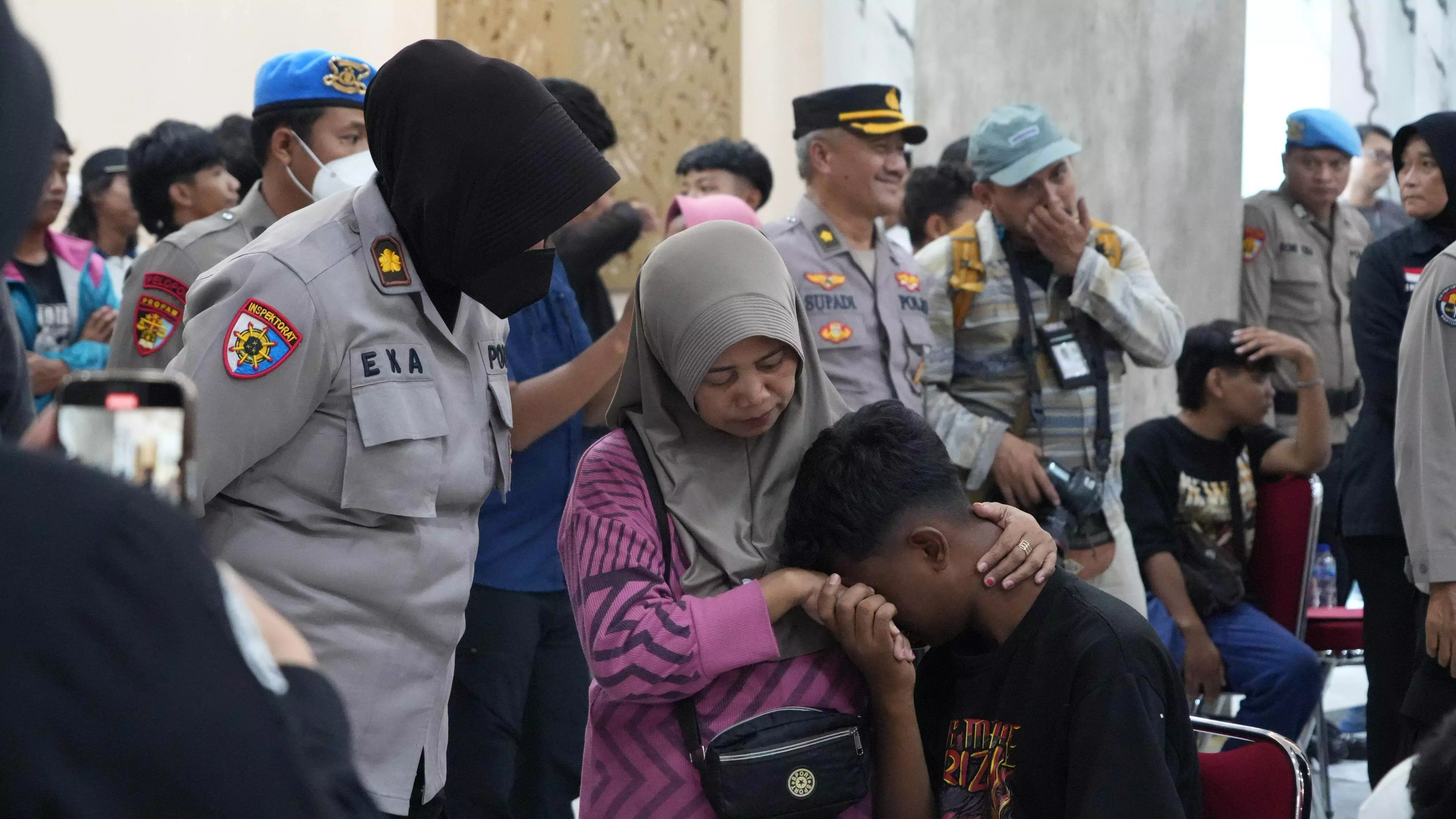 Datangi Polda Jateng, ratusan orang tua jemput anak yang terlibat aksi anarkis Datangi Polda Jateng, ratusan orang tua jemput anak yang terlibat aksi anarkis