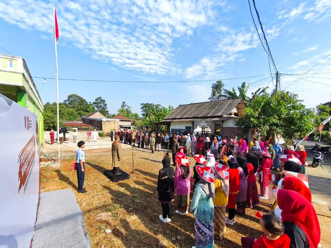 Warga Puntan Kota Semarang upacara dengan kostum adat hingga pahlawan nasional Warga Puntan Kota Semarang upacara dengan kostum adat hingga pahlawan nasional