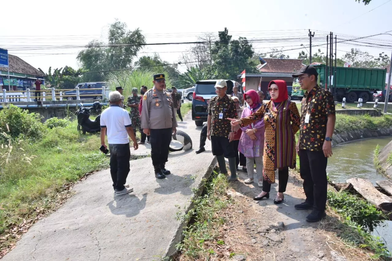 Warga desa dan Pemkab Sukoharjo perbaiki bantaran Bengawan Solo Warga desa dan Pemkab Sukoharjo perbaiki bantaran Bengawan Solo