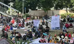 Ratusan warga Pati tiba dan selawatan di depan Gedung Merah Putih KPK Ratusan warga Pati tiba dan selawatan di depan Gedung Merah Putih KPK