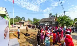 Warga Puntan Kota Semarang upacara dengan kostum adat hingga pahlawan nasional