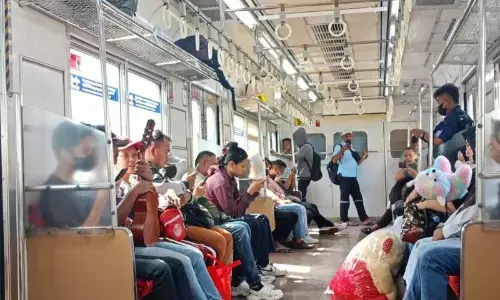 Warga senang bisa kembali gunakan KRL dengan situasi Jakarta aman Warga senang bisa kembali gunakan KRL dengan situasi Jakarta aman