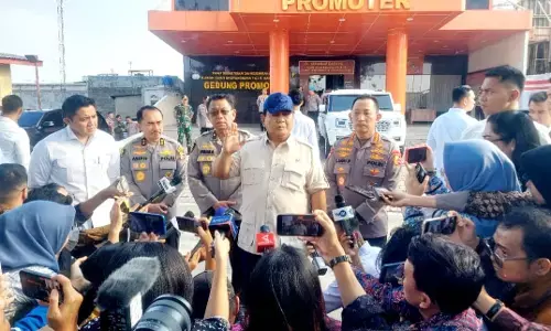Prabowo menjenguk korban rusuh demo di RS Polri, ada polisi dan warga sipil