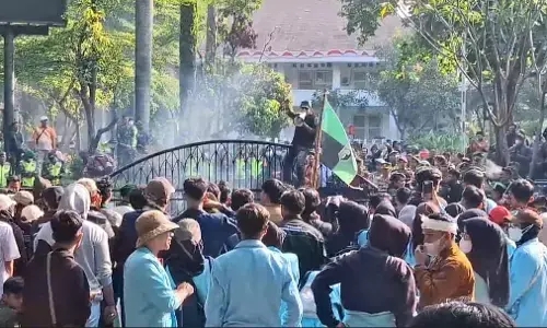 Ratusan mahasiswa gelar aksi di sejumlah titik di Purwakarta Ratusan mahasiswa gelar aksi di sejumlah titik di Purwakarta