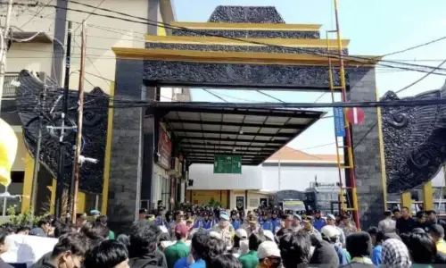 Pengunjuk rasa di Lamongan minta stop kekerasan dan tunjangan DPR