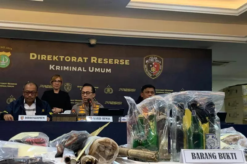 Polisi tangkap enam tersangka penghasut pemicu kerusuhan di Jakarta Polisi tangkap enam tersangka penghasut pemicu kerusuhan di Jakarta