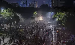 Cara berkendara yang aman ketika terjebak dalam aksi unjuk rasa Cara berkendara yang aman ketika terjebak dalam aksi unjuk rasa