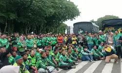 Driver ojol di Banda Aceh laksanakan shalat ghaib untuk Affan Kurniawan Driver ojol di Banda Aceh laksanakan shalat ghaib untuk Affan Kurniawan