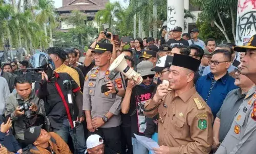 Gubernur Kalbar terima langsung aspirasi demo mahasiswa Gubernur Kalbar terima langsung aspirasi demo mahasiswa