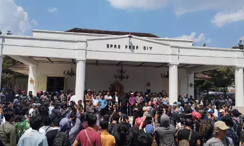 Aksi demo di DPRD DIY berjalan damai, disambut Drumband Bregodo