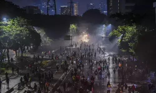 Cara berkendara yang aman ketika terjebak dalam aksi unjuk rasa Cara berkendara yang aman ketika terjebak dalam aksi unjuk rasa