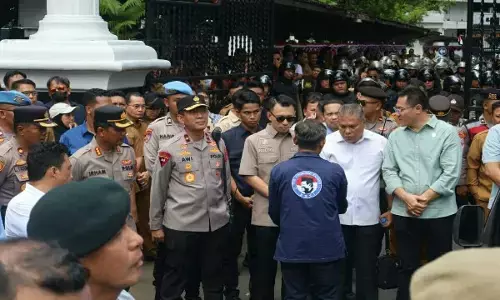 Unjuk rasa tertib, Gubernur Sulut temui elemen buruh dan masyarakat Unjuk rasa tertib, Gubernur Sulut temui elemen buruh dan masyarakat