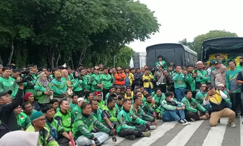 Driver ojol di Banda Aceh laksanakan shalat ghaib untuk Affan Kurniawan Driver ojol di Banda Aceh laksanakan shalat ghaib untuk Affan Kurniawan