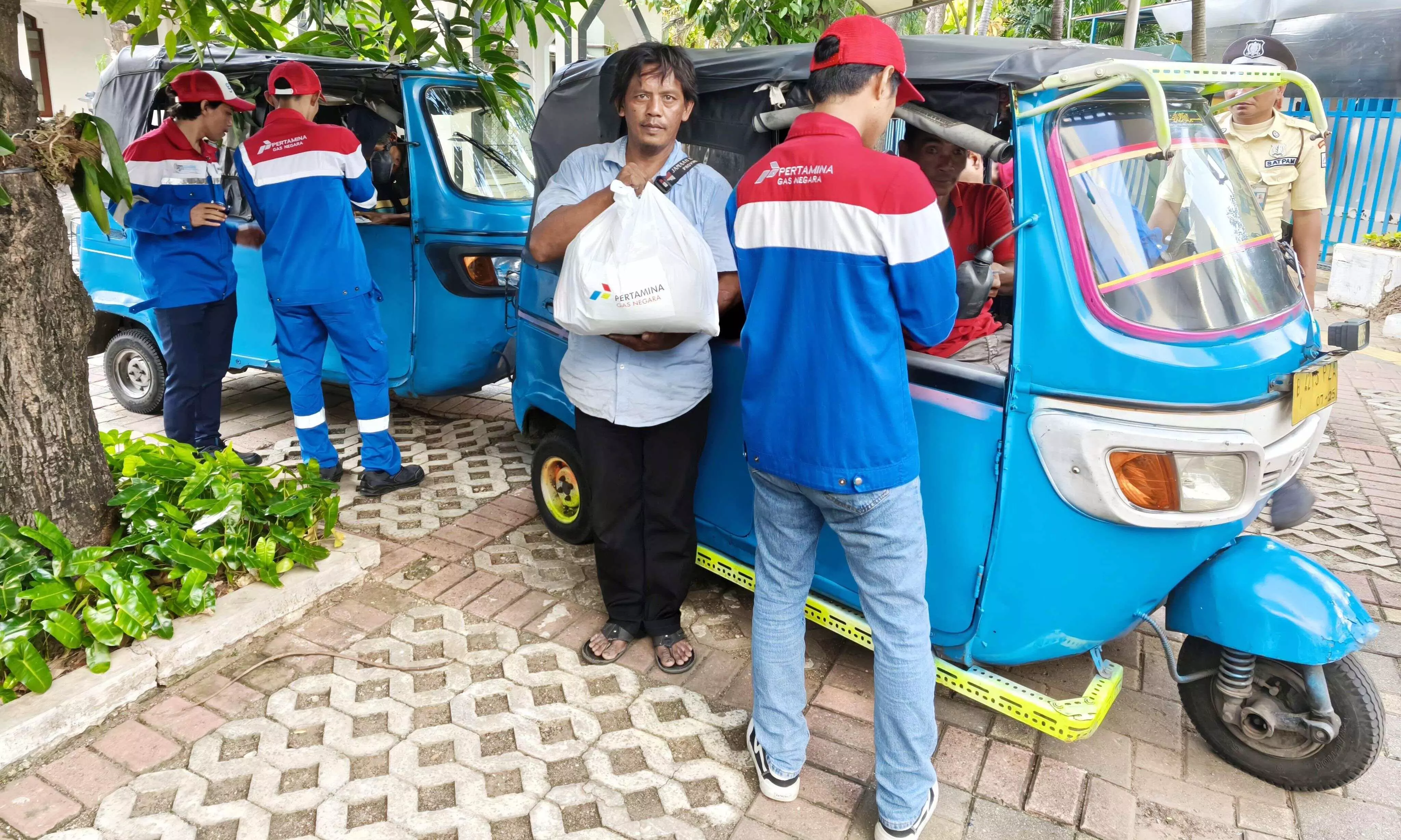 Jaga solidaritas, PGN bagikan paket sembako untuk komunitas pengemudi bajaj gas Jaga solidaritas, PGN bagikan paket sembako untuk komunitas pengemudi bajaj gas