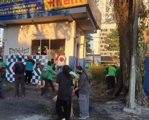 Warga gotong royong bersihkan pos polisi yang rusak di Surabaya Warga gotong royong bersihkan pos polisi yang rusak di Surabaya