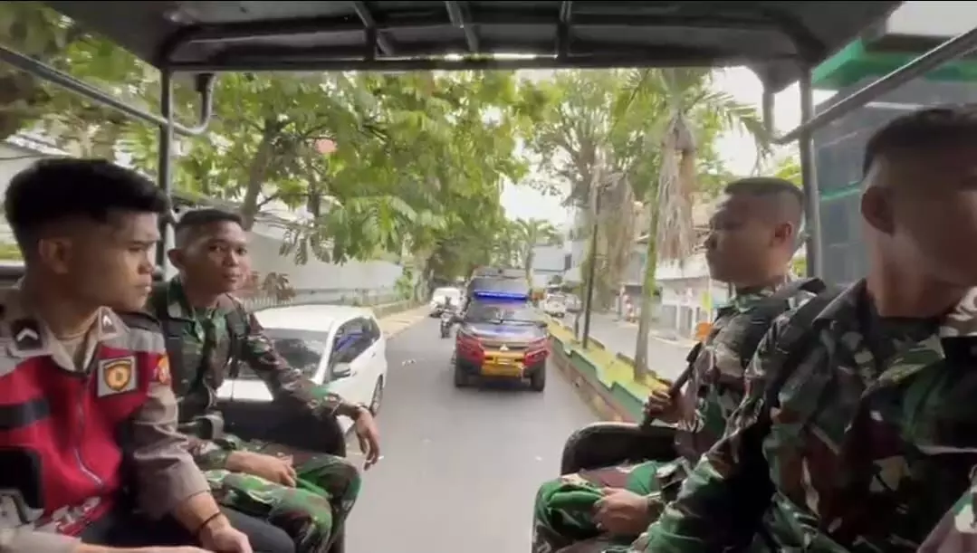 Sinergitas jaga kamtibmas, TNI-Polri gelar patroli di Manado Sinergitas jaga kamtibmas, TNI-Polri gelar patroli di Manado