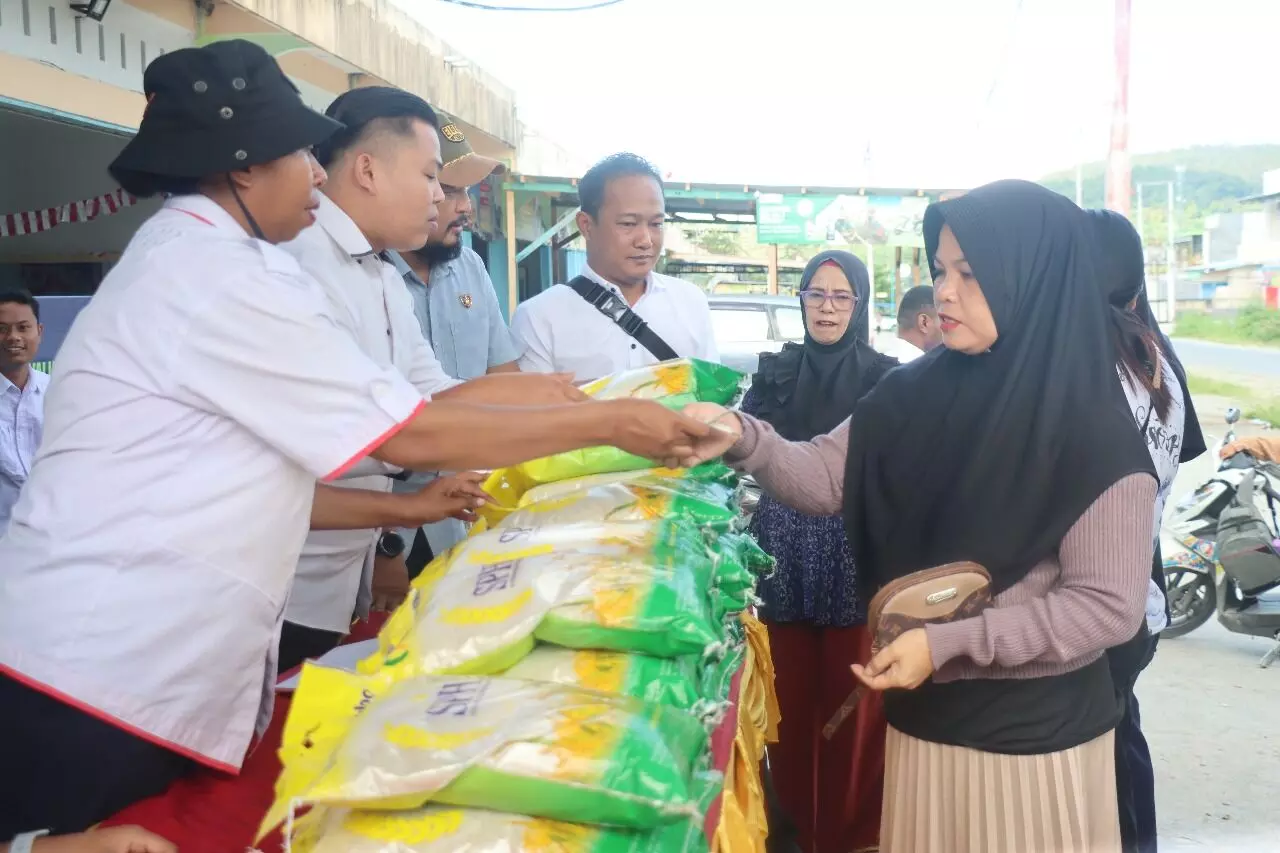 Warga ramai-ramai datangi gerakan pangan murah Polres Jayapura di Sentani Warga ramai-ramai datangi gerakan pangan murah Polres Jayapura di Sentani