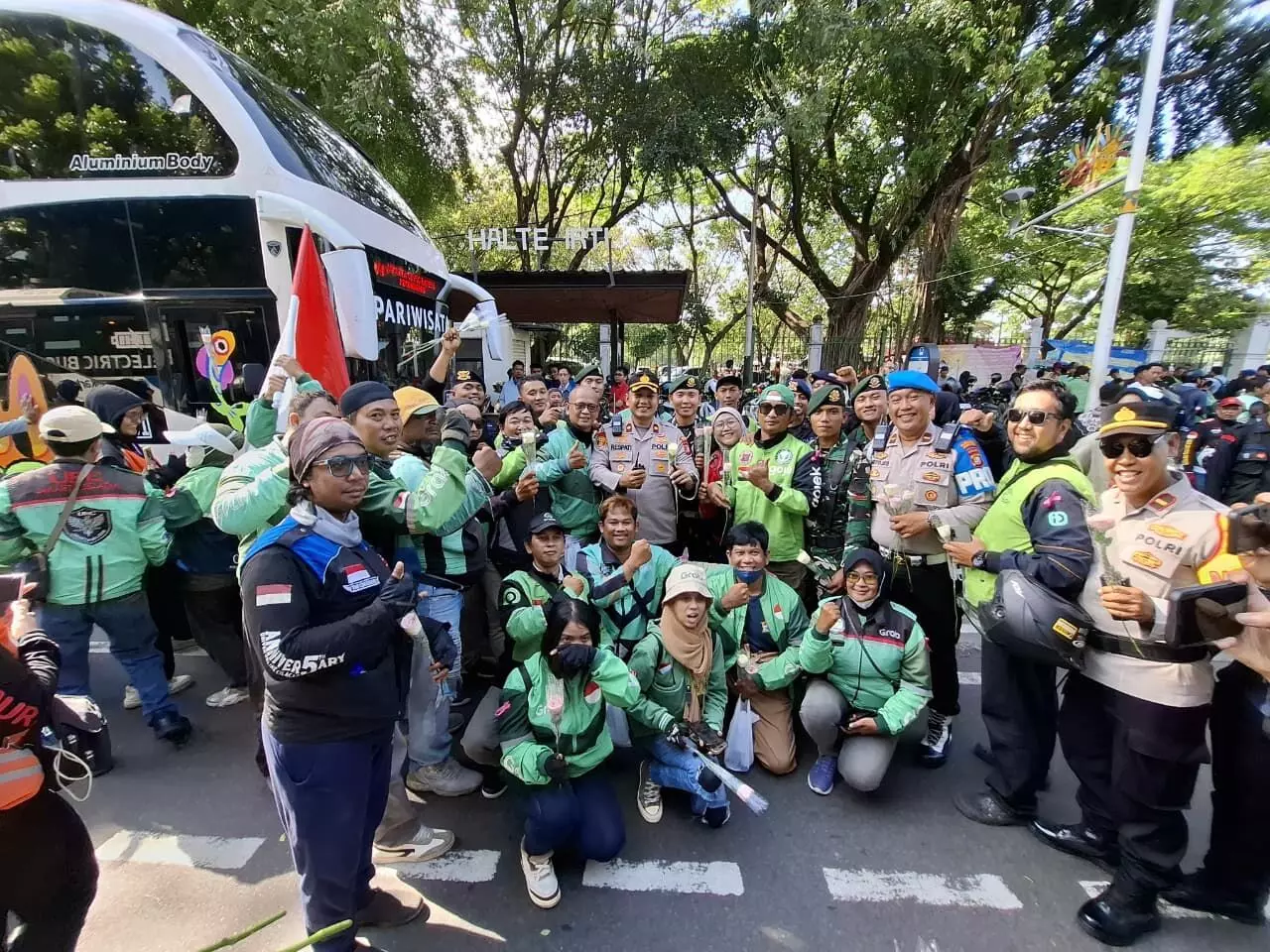 Bagikan ribuan mawar kepada anggota TNI-Polri, komunitas ojol tidak mau terprovokasi Bagikan ribuan mawar kepada anggota TNI-Polri, komunitas ojol tidak mau terprovokasi