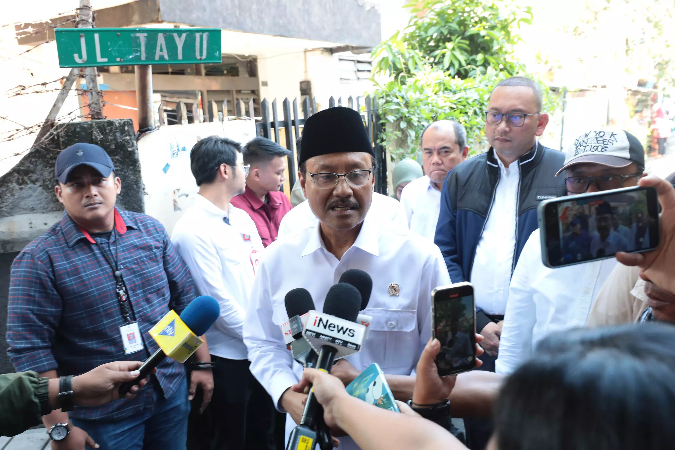 Kunjungi keluarga Affan Kurniawan, Mensos serahkan santunan kematian Kunjungi keluarga Affan Kurniawan, Mensos serahkan santunan kematian