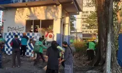 Warga gotong royong bersihkan pos polisi yang rusak di Surabaya