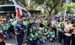 Bagikan ribuan mawar kepada anggota TNI-Polri, komunitas ojol tidak mau terprovokasi