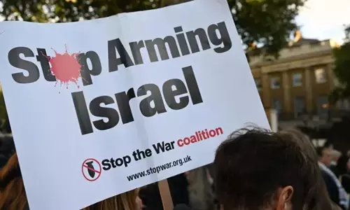 Guru di Madrid gelar aksi duduk tuntut embargo senjata untuk Israel Guru di Madrid gelar aksi duduk tuntut embargo senjata untuk Israel