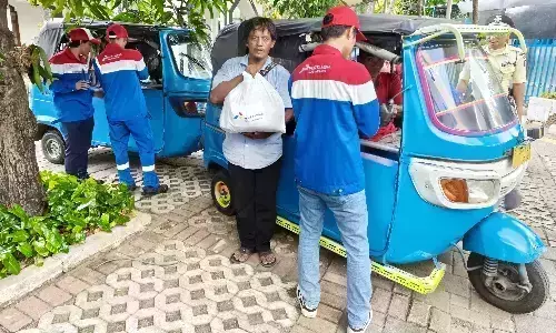 Jaga solidaritas, PGN bagikan paket sembako untuk komunitas pengemudi bajaj gas Jaga solidaritas, PGN bagikan paket sembako untuk komunitas pengemudi bajaj gas