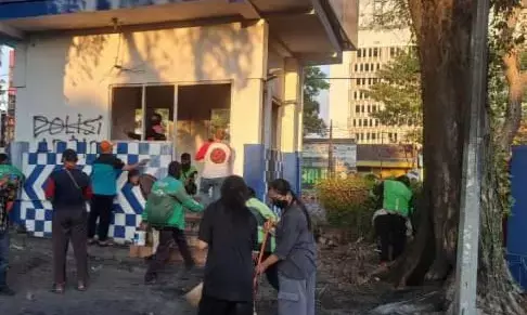 Warga gotong royong bersihkan pos polisi yang rusak di Surabaya Warga gotong royong bersihkan pos polisi yang rusak di Surabaya