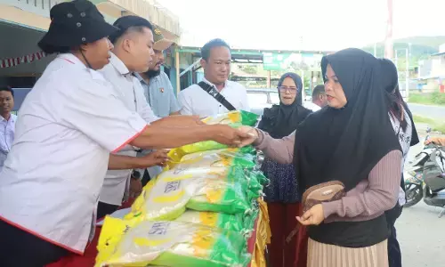 Warga ramai-ramai datangi gerakan pangan murah Polres Jayapura di Sentani Warga ramai-ramai datangi gerakan pangan murah Polres Jayapura di Sentani