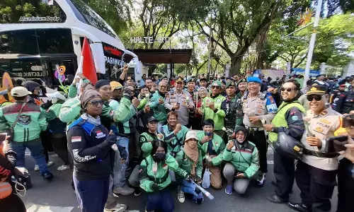 Bagikan ribuan mawar kepada anggota TNI-Polri, komunitas ojol tidak mau terprovokasi Bagikan ribuan mawar kepada anggota TNI-Polri, komunitas ojol tidak mau terprovokasi