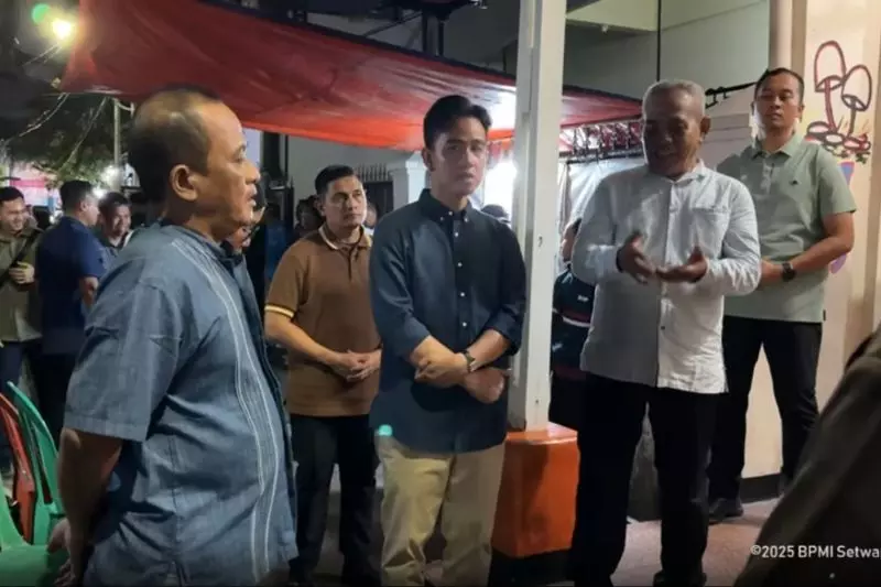 Gibran tinjau pos Siskamling pastikan kondusifitas Jakarta pascademo Gibran tinjau pos Siskamling pastikan kondusifitas Jakarta pascademo