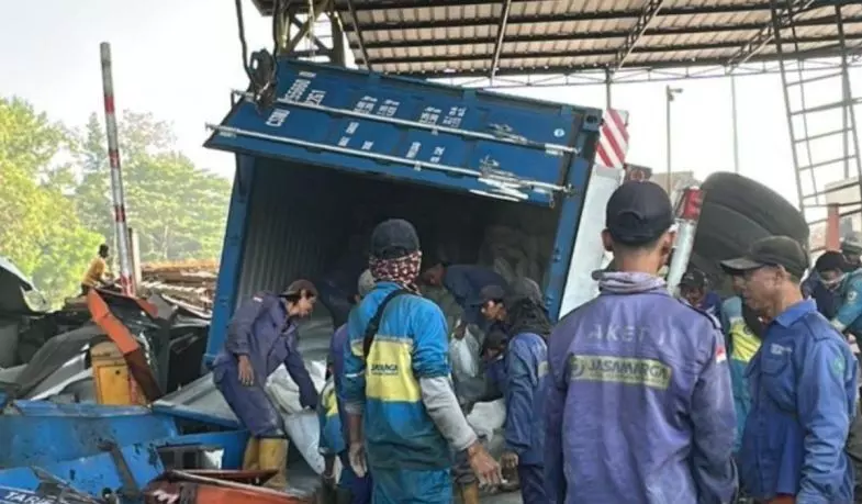 Truk kontainer alami rem blong, tabrak Gerbang Tol Ciawi 2 Bogor Truk kontainer alami rem blong, tabrak Gerbang Tol Ciawi 2 Bogor