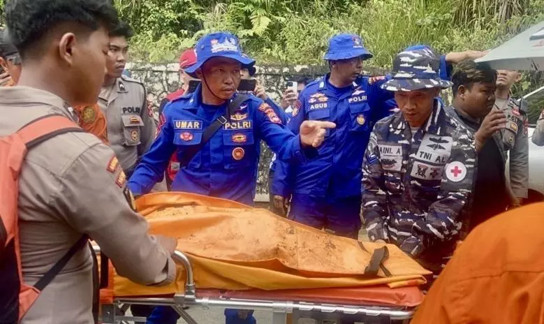 Tim SAR evakuasi potongan jasad korban heli jatuh di Kalsel Tim SAR evakuasi potongan jasad korban heli jatuh di Kalsel