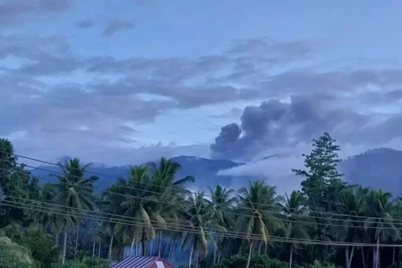 Gunung Dukono semburkan abu vulkanik hingga 400 meter Gunung Dukono semburkan abu vulkanik hingga 400 meter