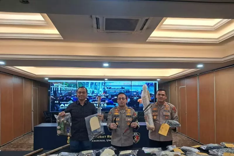 Aksi anarkis yang dilakukan pendemo menyebabkan kerugian kurang lebih Rp180 miliar Aksi anarkis yang dilakukan pendemo menyebabkan kerugian kurang lebih Rp180 miliar