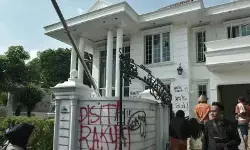 Telah ditetapkan empat tersangka penyerangan petugas saat penjarahan rumah Uya Kuya Telah ditetapkan empat tersangka penyerangan petugas saat penjarahan rumah Uya Kuya