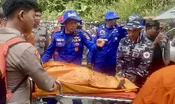 Tim SAR evakuasi potongan jasad korban heli jatuh di Kalsel