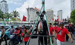 Massa Gebrak bawa patung tikus berdasi saat aksi di Patung Kuda