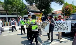 Aksi damai, Aliansi Masyarakat Pemalang Bersatu bagikan bunga dan peluk polisi