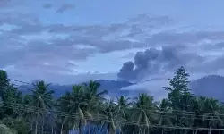 Gunung Dukono semburkan abu vulkanik hingga 400 meter