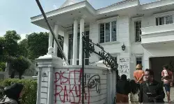 Polisi tangkap terduga provokator penjarahan rumah Uya Kuya Polisi tangkap terduga provokator penjarahan rumah Uya Kuya