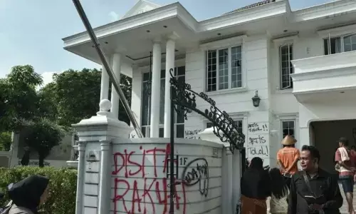 Telah ditetapkan empat tersangka penyerangan petugas saat penjarahan rumah Uya Kuya Telah ditetapkan empat tersangka penyerangan petugas saat penjarahan rumah Uya Kuya