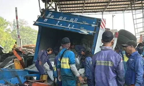 Truk kontainer alami rem blong, tabrak Gerbang Tol Ciawi 2 Bogor Truk kontainer alami rem blong, tabrak Gerbang Tol Ciawi 2 Bogor