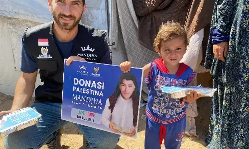 BAZNAS RI dan Ivan Gunawan distribusikan 25.000 liter air bersih dan makanan siap saji untuk warga Gaza BAZNAS RI dan Ivan Gunawan distribusikan 25.000 liter air bersih dan makanan siap saji untuk warga Gaza