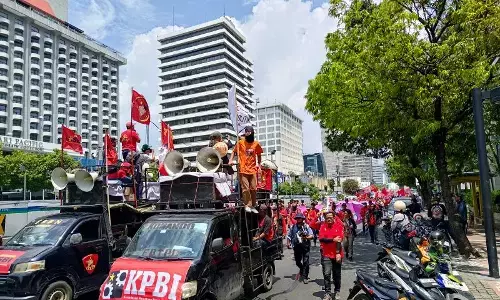 Massa Aliansi Gebrak lakukan `long march` ke kawasan Patung Kuda Massa Aliansi Gebrak lakukan `long march` ke kawasan Patung Kuda