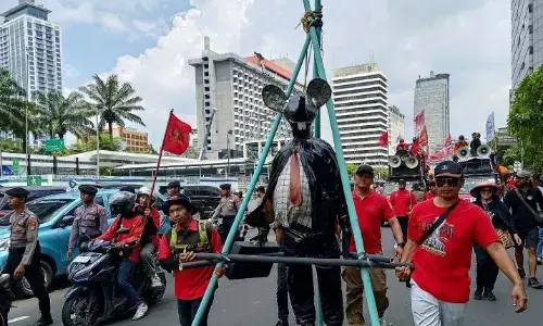 Massa Gebrak bawa patung tikus berdasi saat aksi di Patung Kuda Massa Gebrak bawa patung tikus berdasi saat aksi di Patung Kuda