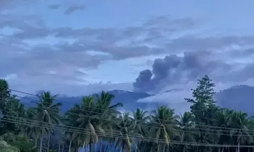 Gunung Dukono semburkan abu vulkanik hingga 400 meter Gunung Dukono semburkan abu vulkanik hingga 400 meter