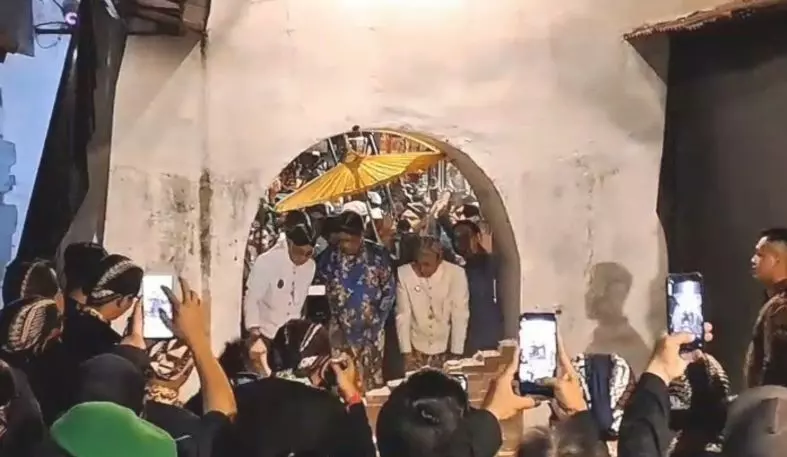 Prosesi Jejak Banon pada Sekaten Tahun Dal dilakukan oleh Sultan HB X Prosesi Jejak Banon pada Sekaten Tahun Dal dilakukan oleh Sultan HB X